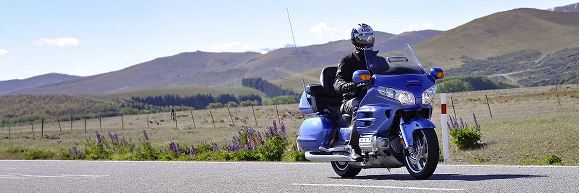 Lake Pukaki and Aoraki Mount Cook on the Burt Munro Challenge tour