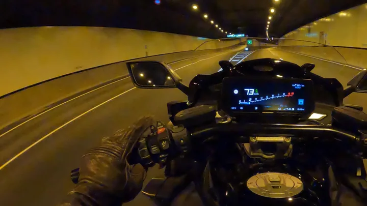 BMW K 1600 B two-button cruise control