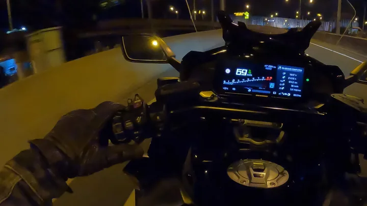 BMW K 1600 B high-contrast night display